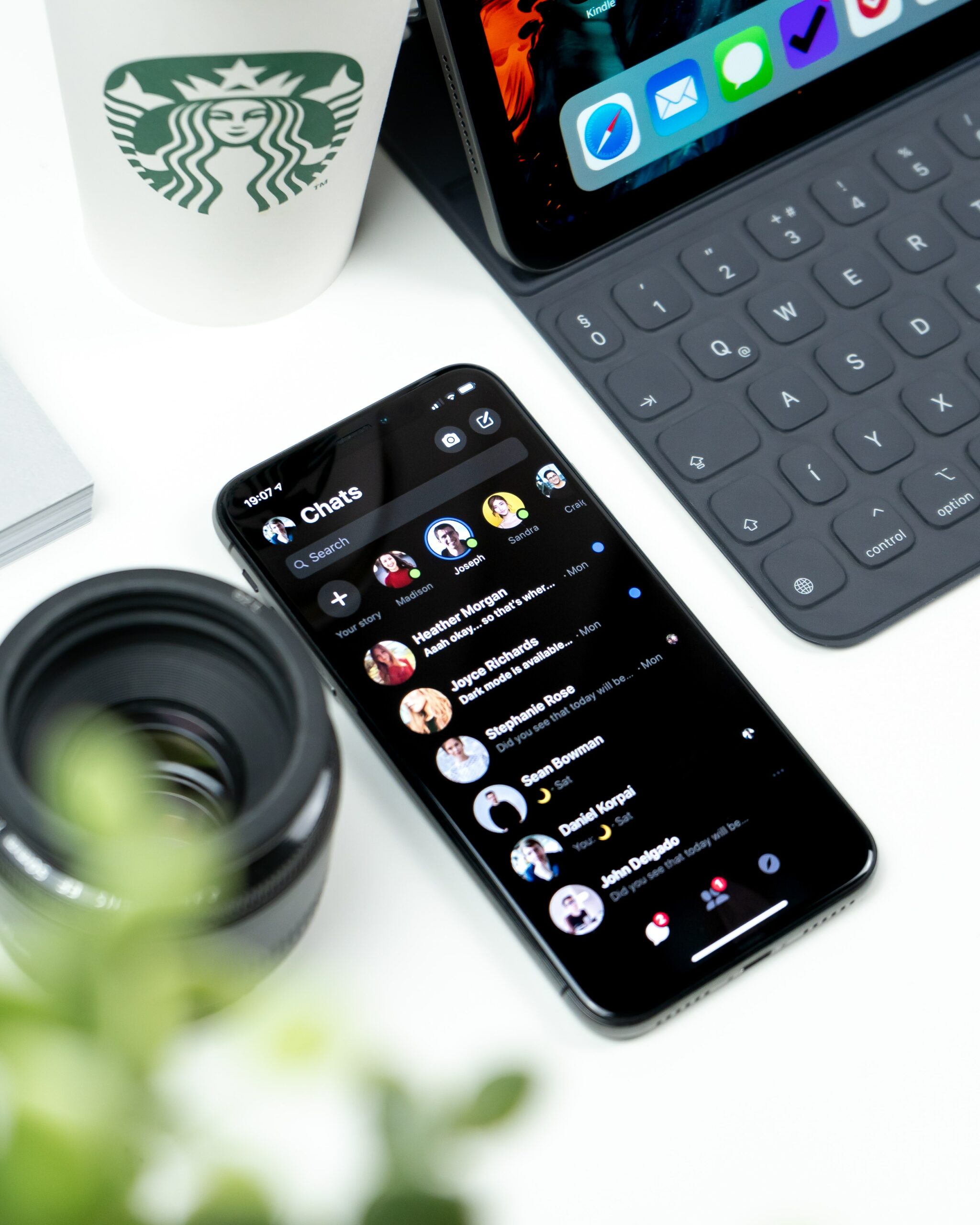 masaüstünde sohbet geçmişi açık telefon ve klavye