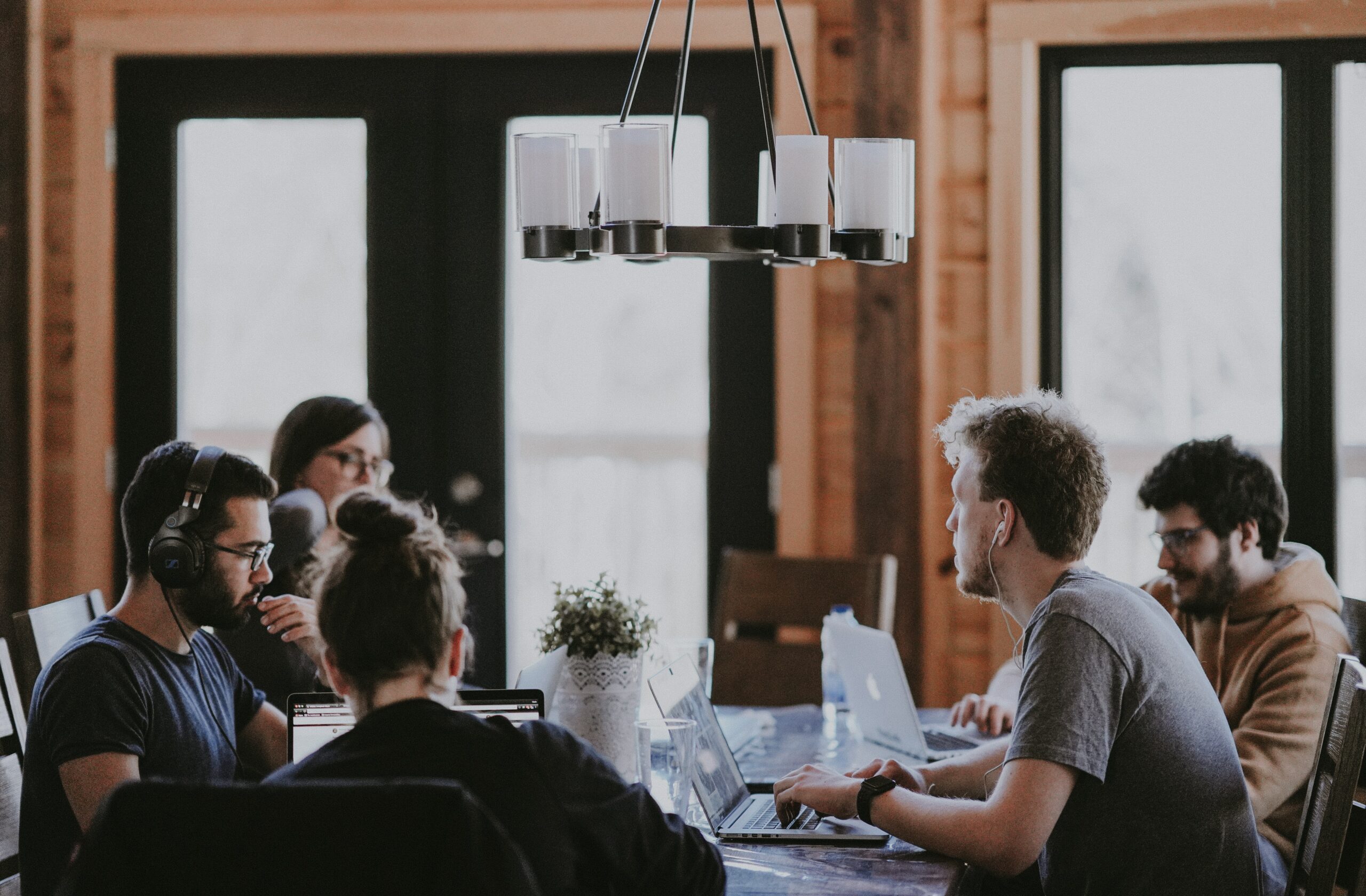 an-enterprise-meeting-with-five-people